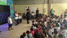 Projeto Joinho nas escolas de Itabirito ensina sobre segurança e trânsito através do teatro.