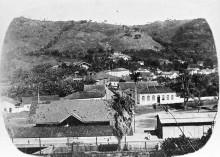 Itabirito antiga: Pça. Drº Guilherme, Bar Central, Pousada, e casa de Da. Chatinha - Foto de Arquivo Ivacy Simões
