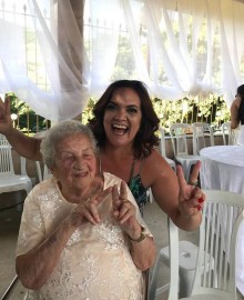 Muita festa para comemorar os 102 anos da Vovó Zizi e para isso ela conta com a alegria e criatividade da neta Valéria Barnabé.