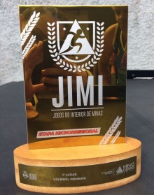 Troféu conquistado pela equipe de vôlei feminino em João Monlevade.
