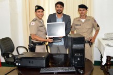 Tenente Freitas, capitão Erly Costa e o soldado Tiago Correa durante a entrega do computador e impressora à Polícia Militar
