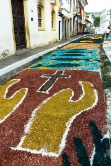 Tapetes de fé pelas ruas de Mariana na Semana Santa 2017 - Foto de Samuel Consentino