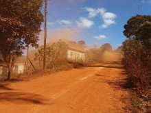 ‘Chuva’ de poeira transtorna moradores de Santo Antônio do Leite