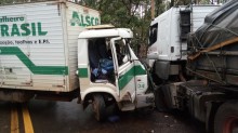 Batida entre um caminhão e uma carreta provoca congestionamento na Rodovia do Contorno - Foto de Paulo Noronha