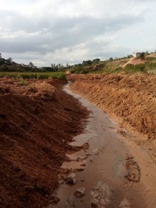 Prefeitura realiza desassoreamento do Córrego do Prata em Santo Antônio do Leite