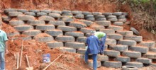Prefeitura está realizando a contenção de barranco com pneus na estrada do córrego do Bação
