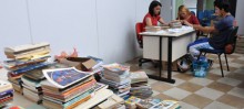 Funcionários do Núcleo fazem a catalogação dos mais de mil livros doados