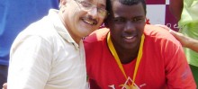 Prefeito Manoel da Mota ao lado do atleta João Paulo, que conseguiu o 1º Lugar no Arremesso de Peso em 2010 - Foto de Kelly Faria