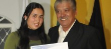 Presidente da Câmara de Ouro Preto, Maurílio Zacarias, entrega certificado do curso de Informática a uma das concluintes, Vânia Muniz