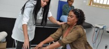 Fisioterapeuta Priscilla Freitas atendendo a paciente na UBS do bairro Cabanas - Foto de Élcio Rocha