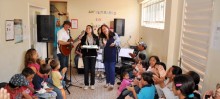 Pacientes, pais e profissionais do Centro cantaram, animados, o Parabéns - Foto de Cinthia Ariany
