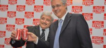 Prefeito Manoel da Mota e o Presidente da Coca-Cola Femsa Mercosul, Miguel Peirano, comemoram a conquista - Foto de Agnaldo Montesso