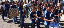 Os alunos da Escola Municipal Benedito Xavier, de Glaura, desfilaram mostrando as tradições e a cultura do lugar - Foto de Eduardo Maia