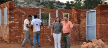 Antônio Bosco, Presidente da associação do bairro Santa Rita, e sua esposa trabalham para o sucesso da festa - Foto de Pablo Dias