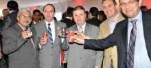 Autoridades brindam o lançamento da Pedra Fundamental da Fábrica da Coca-Cola em Itabirito - Foto de Marina Leão