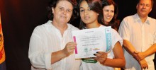 Valéria Dias, coordenadora do Cras, ao lado de Larissa Caroline, uma das contempladas com o certificado - Foto de Jordana Mapa