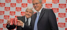 Prefeito Manoel da Mota brinda a conquista com o então presidente da Coca-Cola Femsa Mercosul, Miguel Peirano - Foto de Agnaldo Montesso