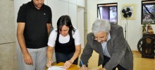 Prefeito Manoel da Mota e Presidente da Ascender, Aparecida Hudson, assinaram o termo de mais uma parceria - Foto de Marina Leão