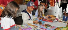 Centenas de crianças estão aprendendo a gostar do mundo dos livros com o incentivo da escola - Foto de Mayra Michel
