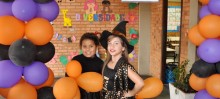 Julia e Nicole se vestiram de bruxinhas para representar os medos e coragens das crianças - Foto de Mayra Michel