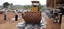 Destruição de mais de 6 mil CDs e DVDs foi realizada no pátio da Prefeitura de Itabirito - Foto de Agnaldo Montesso