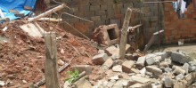Muro de arrimo demolido por deslizamento no Monte Verde