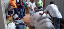 Na Paróquia de São Sebastião, um dos abrigos e pontos de arrecadação, voluntários trabalham diuturnamente para ajudar as vítimas das enchentes - Foto de Eduardo Maia