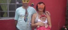 A graciosa Eduarda curtindo o seu primeiro carnaval com os pais Vanusa e Daniel Garrido.