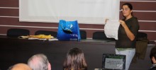 Durante a reunião, a secretária de Meio Ambiente, Marina Sardinha, mostrou sugestões de sacolas ecológicas - Foto de Jordana Mapa
