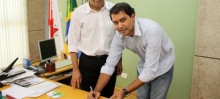 Vice-Prefeito, Rildo Xavier, e secretário de Educação, Ricardo Francisco, comemoram assinatura do contrato da nova escola - Foto de Agnaldo Montesso