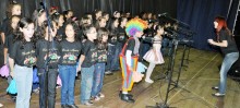 Crianças da E.M. José Ferreira Bastos cantaram a música o Palhaço e a Dançarina - Foto de Agnaldo Montesso