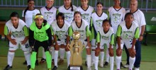 Orgulhosas, atletas exibem o troféu conquistado - Foto de Divulgação