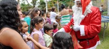 Papai Noel esteve no local tirando fotos e  distribuindo balas para as crianças - Foto de Jordana Mapa