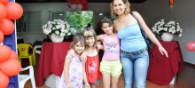 Serviana Maria Pereira levou as três filhas para participar da festa - Foto de Jordana Mapa