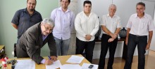 Prefeito Manoel da Mota assina contrato com a TMI Montagens Industriais e Construções Ltda para a construção do Senai - Foto de Agnaldo Montesso