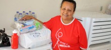 Dona Helena Oliveira recebeu os mantimentos doados pela Prefeitura, em parceria com as empresas - Foto de foto Agnaldo Montesso