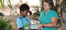 Presidente da associação do bairro Saudade entrega o kit ao aluno do 5° ano da Escola Estadual ProfessorTibúrcio - Foto de Foto Michelle Borges