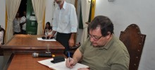 Roberto Rodrigues assina o termo de posse - Foto de Stúdio Élcio Rocha
