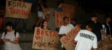 Manifestantes reivindicam empenho do legislativo para o encaminhamento de soluções referentes ao transporte público do município - Foto de Eduardo Maia