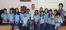 O presidente da Câmara de Ouro Preto, Maurílio Zacarias (centro) ouviu as reivindicações dos alunos e da professora Valéria (dir.).
