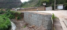 Muro de gabião concluído na encosta do rio Funil - Foto de Neno Viana