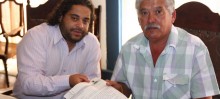 Chiquinho de Assis passa o projeto de lei que institui o Fundo Municipal de Cultura de Ouro Preto às mãos de Maurílio Zacarias.