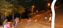 Crianças brincam na praça da Vila Operária iluminada - Foto de Neno Vianna