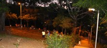 População aproveita a nova iluminação da praça da Vila Operária - Foto de Neno Vianna