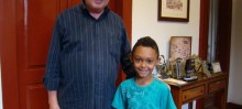 Prefeito Angelo Oswaldo recebe menino Eduardo - Foto de Daniel Palazzi