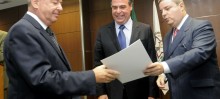 Prefeito Angelo Oswaldo recebe cartão das mãos do governador Anastasia e do ministro Fernando Bezerra - Foto de Wellington Pedro / Imprensa MG