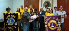 Prefeito Angelo Oswaldo, secretário de Assistência Social e Cidadania, Paulo Marcos Xavier, e representantes do Lions Clube entregam cestas básicas a famílias.