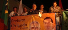 Orlando discursa em comício no bairro Santo Antônio