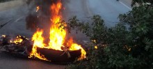 Manifestantes ateiam fogo em pneus - Foto de jornal O Espeto
