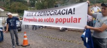 Alguns populares compareceram à portaria da prefeitura para dar apoio ao retorno de José Leandro - Foto de Michelle Borges